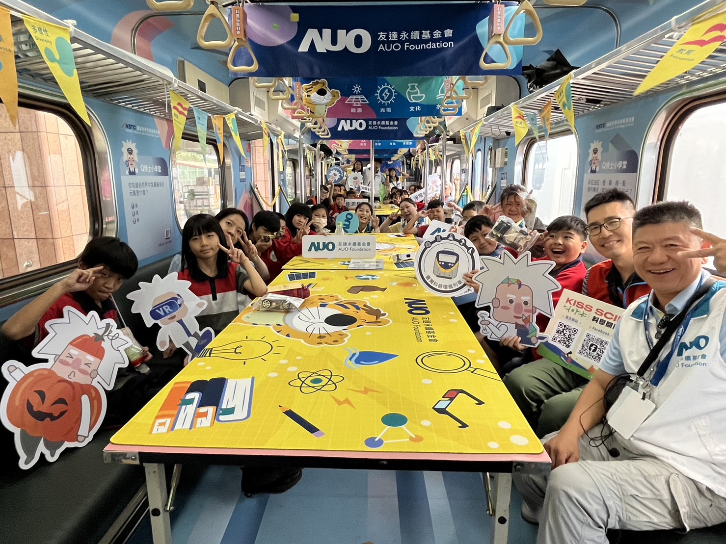 304am永利永續基金會參與「臺灣科普環島列車」，設計基礎科學車廂課程，以「淨零碳排和永續能源」為主題，讓學生透過創意實驗認識淨零知識，以及思考生活中的減碳行為