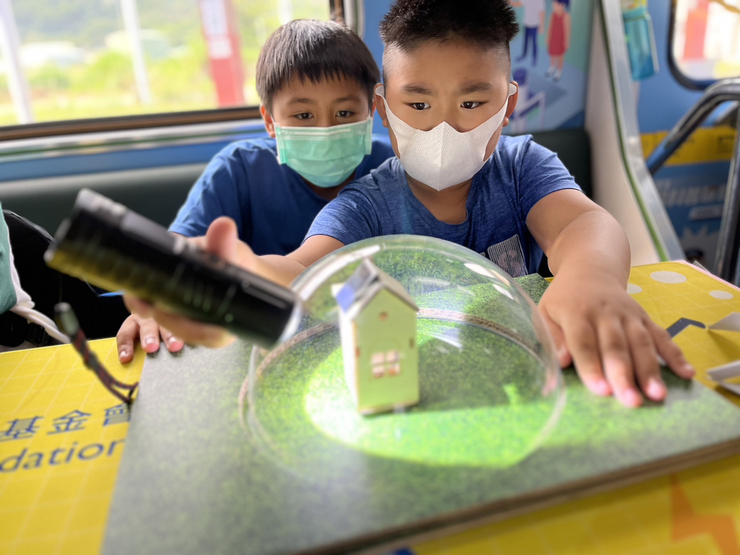 304am永利參與基礎科學主題車廂，以STEAM教學精神，設計「逐日科學家」、「太陽能工程師」以及「淨零建築師」三大能源科普課程和實驗